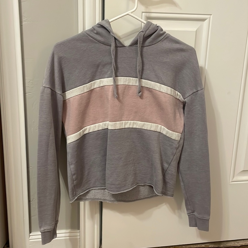 cropped hoodie in color grey and pink. The brand is Hippie Rose. The size is XS.